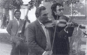 Lakodalmi menetben M�hker�ken (1974)
(Kov�cs J�nos �s Kov�cs Tivadar)
(fot�: ismeretlen szerz�)